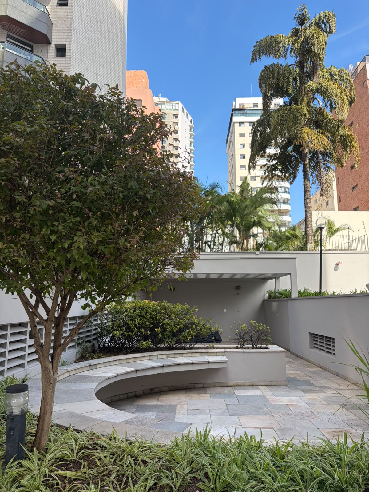 Pátio interno com banco semicircular