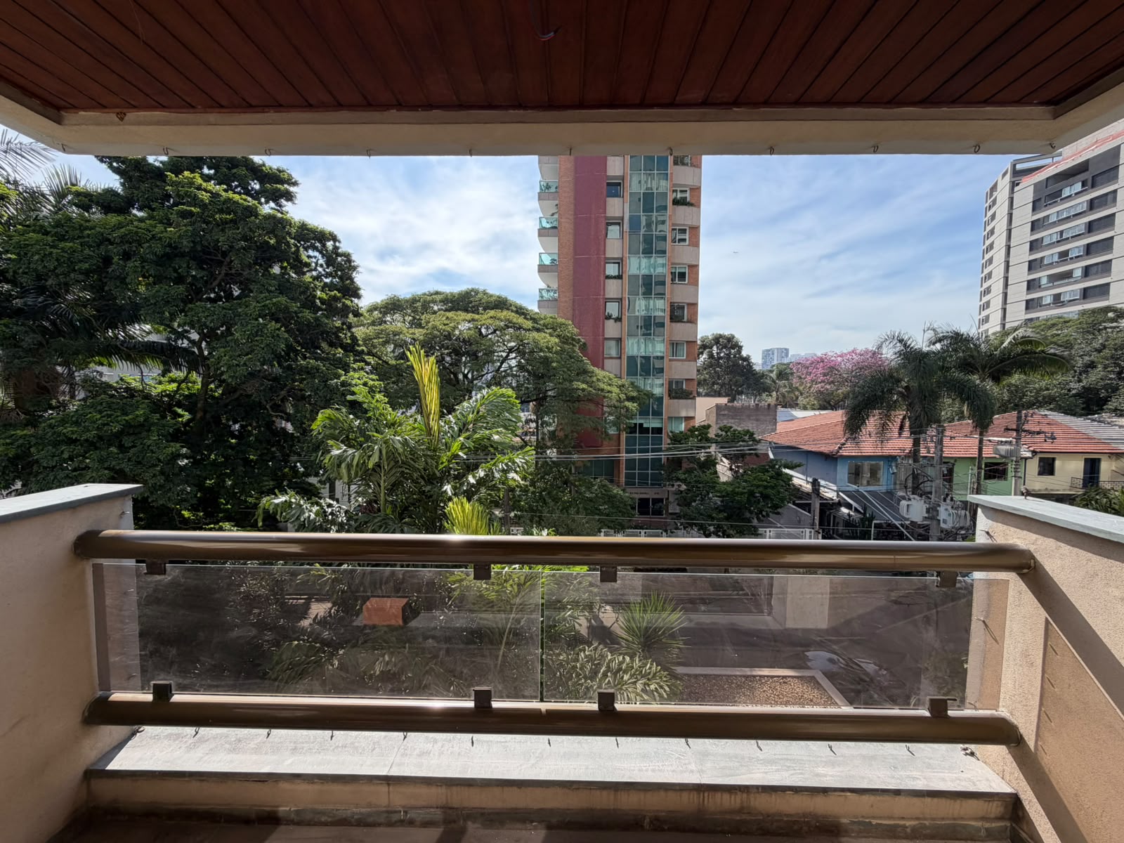 Vista real da varanda da sala: árvores em primeiro plano